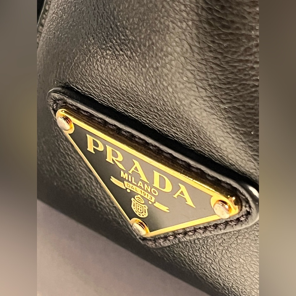 PRADA MILANO  (EMBOSSED LOGO) Glace calf Leather Black Shoulder Bag 🎩🎩🎩🎩🎩🎩 - Picture 6 of 16